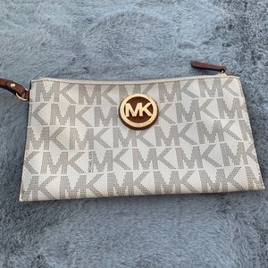 Micheal kors cluch